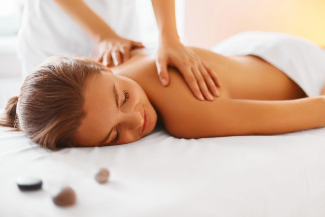 Evo zašto treba da se počastite masažom pred praznike